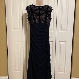 Betsy & Adam women’s Petite Lace-bodice long dress